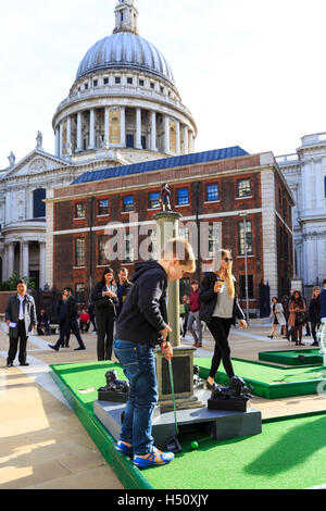 Paternoster Square, City of London, UK, le 18 Oct 2016. Les travailleurs de la ville et les visiteurs profitez d'un parcours de mini-golf sur Paternoster Square près de la Cathédrale St Paul dans la ville de Londres. L'événement est gratuit pour tous à jouer et demeure à Paternoster Square du 18 Oct au 21 oct avec concours et jouer une coupe off. Le cours comprend une miniature du Tower Bridge, London Eye et autre buiildings Imageplotter iconique Crédit : de nouvelles et de Sports/Alamy Live News Banque D'Images