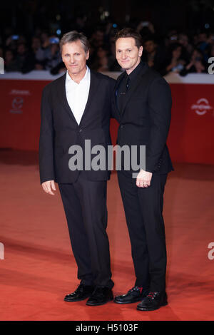 Rome, Italie. 17 octobre, 2016. Viggo Mortensen et directeur Matt Ross à pied un tapis rouge pour "capitaine" fantastique au cours du 11ème Festival du Film de Rome à l'Auditorium Parco della Musica. Credit : Gennaro Leonardi/Alamy Live News Banque D'Images