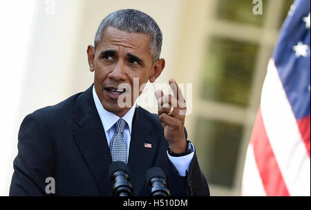 Washington, DC, USA. 18 Oct, 2016. Le président des États-Unis, Barack Obama prend la parole lors d'une conférence de presse conjointe avec les visites du Premier Ministre Italien Matteo Renzi (pas vu en photo) à la Maison Blanche à Washington, DC, la capitale des États-Unis, le 18 octobre 2016. Credit : Bao Dandan/Xinhua/Alamy Live News Banque D'Images