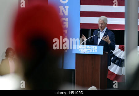 Blue Bell, Pennsyvlnia, USA. 18 Oct, 2016. L'ancien Président Bill Clinton des rallyes pour Hillary Clinton à Montgomery County Community College, à Blue Bell, Pennsylvanie, le 18 octobre 2016. Credit : Bastiaan Slabbers/ZUMA/Alamy Fil Live News Banque D'Images