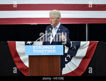 Blue Bell, Pennsyvlnia, USA. 18 Oct, 2016. L'ancien Président Bill Clinton des rallyes pour Hillary Clinton à Montgomery County Community College, à Blue Bell, Pennsylvanie, le 18 octobre 2016. Credit : Bastiaan Slabbers/ZUMA/Alamy Fil Live News Banque D'Images