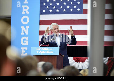 Blue Bell, Pennsyvlnia, USA. 18 Oct, 2016. L'ancien Président Bill Clinton des rallyes pour Hillary Clinton à Montgomery County Community College, à Blue Bell, Pennsylvanie, le 18 octobre 2016. Credit : Bastiaan Slabbers/ZUMA/Alamy Fil Live News Banque D'Images