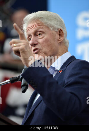 Blue Bell, Pennsyvlnia, USA. 18 Oct, 2016. L'ancien Président Bill Clinton des rallyes pour Hillary Clinton à Montgomery County Community College, à Blue Bell, Pennsylvanie, le 18 octobre 2016. Credit : Bastiaan Slabbers/ZUMA/Alamy Fil Live News Banque D'Images