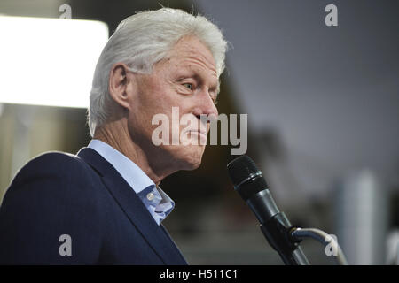 Blue Bell, Pennsyvlnia, USA. 18 Oct, 2016. L'ancien Président Bill Clinton des rallyes pour Hillary Clinton à Montgomery County Community College, à Blue Bell, Pennsylvanie, le 18 octobre 2016. Credit : Bastiaan Slabbers/ZUMA/Alamy Fil Live News Banque D'Images