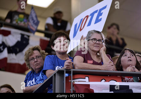 Blue Bell, Pennsyvlnia, USA. 18 Oct, 2016. L'ancien Président Bill Clinton des rallyes pour Hillary Clinton à Montgomery County Community College, à Blue Bell, Pennsylvanie, le 18 octobre 2016. Credit : Bastiaan Slabbers/ZUMA/Alamy Fil Live News Banque D'Images