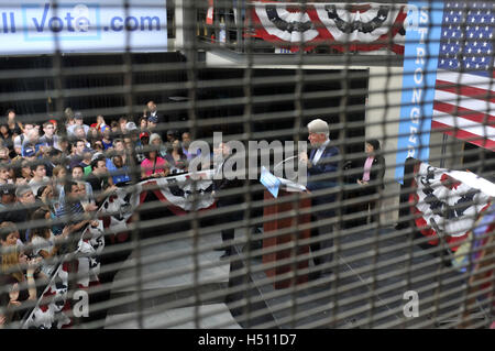 Blue Bell, Pennsyvlnia, USA. 18 Oct, 2016. L'ancien Président Bill Clinton des rallyes pour Hillary Clinton à Montgomery County Community College, à Blue Bell, Pennsylvanie, le 18 octobre 2016. Credit : Bastiaan Slabbers/ZUMA/Alamy Fil Live News Banque D'Images