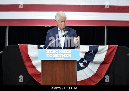 Blue Bell, Pennsyvlnia, USA. 18 Oct, 2016. L'ancien Président Bill Clinton des rallyes pour Hillary Clinton à Montgomery County Community College, à Blue Bell, Pennsylvanie, le 18 octobre 2016. Credit : Bastiaan Slabbers/ZUMA/Alamy Fil Live News Banque D'Images