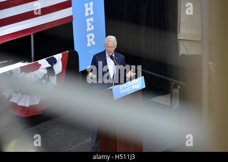 Blue Bell, Pennsyvlnia, USA. 18 Oct, 2016. L'ancien Président Bill Clinton des rallyes pour Hillary Clinton à Montgomery County Community College, à Blue Bell, Pennsylvanie, le 18 octobre 2016. Credit : Bastiaan Slabbers/ZUMA/Alamy Fil Live News Banque D'Images