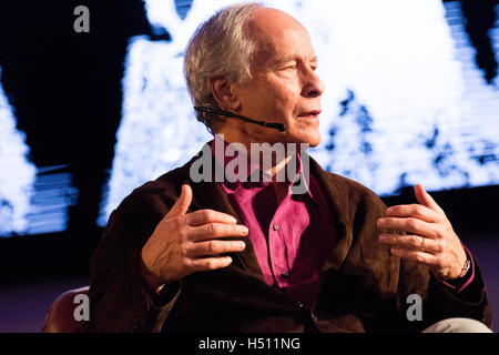 Oviedo, Espagne. 18 octobre, 2016. Noveslit américain, Richard Ford, parle durant sa conférence comme gagnant de la Princesse des Asturies Awards de la littérature avec les clubs de lecture d'Espagne à Calatrava's Palace le 18 octobre 2016 à Oviedo, Espagne. Crédit : David Gato/Alamy Live News Banque D'Images