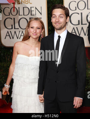 Fichier. 18 Oct, 2016. TOBEY MAGUIRE et sa femme Jennifer Meyer, designer de bijoux ont mutuellement décidé de l'appeler se ferme après 9 ans de mariage. Ils ont deux enfants : 9 fille, Ruby, et son fils, Otis 7. Photo : Jan 17, 2010 - Los Angeles, Californie, USA - Tobey Maguire et Jennifer Meyer arrivent pour le Golden Globe Awards show. (Crédit : © Lisa O'Connor/ZUMA Press) Banque D'Images