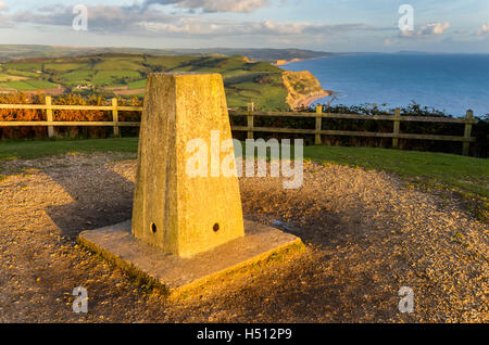 Golden Cap, Dorset, UK. 18 octobre 2016. Météo britannique. Vue vers l'Est de la côte jurassique du Dorset à l'ensemble de Niche colline en direction de West Bay, illuminé par le soleil de fin d'après-midi magnifique vue depuis le dessus de la Golden Cap. Cap d'or est la plus haute falaise sur la côte sud de l'Angleterre. Photo : Graham Hunt/Alamy Live News Banque D'Images