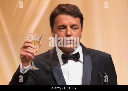 Le premier ministre Italien Matteo Renzi propose un toast au président américain Barack Obama lors d'un dîner d'état sur la pelouse Sud de la Maison Blanche à Washington DC, USA, 18 octobre 2016. Le président Obama accueille son dernier dîner d'état, avec le célèbre chef Mario Batali et la chanteuse Gwen Stefani l'exécution après le dîner. Crédit : Michael Reynolds/CNP/MediaPunch via Piscine Banque D'Images