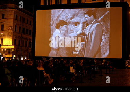 Rome. 18 Oct, 2016. Les gens regardent le film de Rome avec Gregory Peck et Audrey Hepburn à Place d'Espagne le 18 octobre 2016 à Rome, Italie. Le célèbre film de Rome avec Gregory Peck et Audrey Hepburn a été éliminée mardi à Place d'Espagne de Rome pour célébrer le centenaire de la naissance de Gregory Peck. © Jin Yu/Xinhua/Alamy Live News Banque D'Images