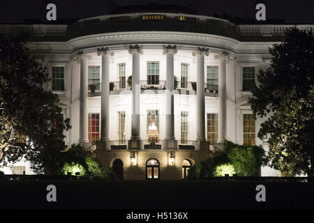 Washington, District de Columbia, Etats-Unis. 18 Oct, 2016. La maison blanche est illuminée la nuit, vu de la pelouse Sud lors d'un dîner d'État offert par le président américain Barack Obama pour le premier ministre Italien Matteo Renzi, sur la pelouse Sud de la Maison Blanche à Washington DC, USA, 18 octobre 2016. Le président Obama accueille son dernier dîner d'état, avec le célèbre chef Mario Batali et la chanteuse Gwen Stefani l'exécution après le dîner. Crédit : Michael Reynolds/Piscine via CNP Crédit : Michael Reynolds/CNP/ZUMA/Alamy Fil Live News Banque D'Images