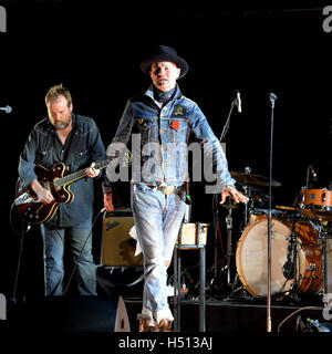 Ottawa, Canada. 18 octobre, 2016. Gord Downie effectue son chemin secret, l'histoire de projet Wenjack Chanie, au Centre National des Arts afin de recueillir des fonds et de sensibilisation pour le traitement et la situation des autochtones au Canada. Crédit : Paul McKinnon/Alamy Live News Banque D'Images