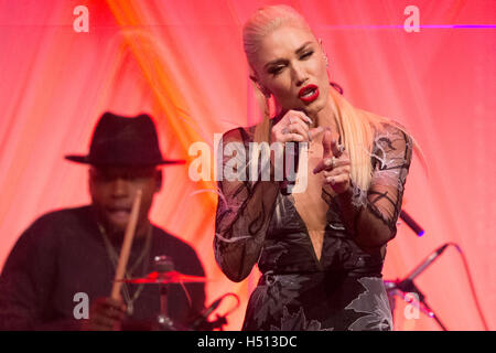 Le chanteur Gwen Stefani joue lors d'un dîner d'état pour le premier ministre Italien Matteo Renzi, accueilli par le président américain Barack Obama, sur la pelouse Sud de la Maison Blanche à Washington DC, USA, 18 octobre 2016. Le président Obama accueille son dernier dîner d'état, avec le célèbre chef Mario Batali et la chanteuse Gwen Stefani l'exécution après le dîner. Crédit : Michael Reynolds/CNP/MediaPunch via Piscine Banque D'Images