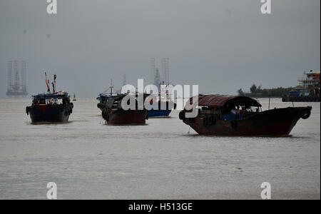 Haikou, Hainan Province. 19 Oct, 2016. Bateaux de pêche quittent le refuge harbour après le typhon Sarika à Haikou, capitale de la province de Hainan en Chine du sud, le 19 octobre 2016. Bureau météorologique local de Hainan, a supprimé le troisième niveau d'alarme de pluie le mercredi matin. Le 21e typhon de l'année Sarika est entré dans la zone de la mer du golfe de Beibu et est susceptible de toucher terre de nouveau à la frontière entre le Vietnam et la Chine. © Zhao Yingquan/Xinhua/Alamy Live News Banque D'Images