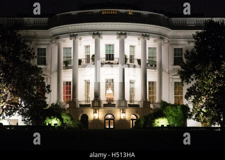 La maison blanche est illuminée la nuit, vu de la pelouse Sud lors d'un dîner d'État offert par le président américain Barack Obama pour le premier ministre Italien Matteo Renzi, sur la pelouse Sud de la Maison Blanche à Washington DC, USA, 18 octobre 2016. Le président Obama accueille son dernier dîner d'état, avec le célèbre chef Mario Batali et la chanteuse Gwen Stefani l'exécution après le dîner. Crédit : Michael Reynolds/CNP/MediaPunch via Piscine Banque D'Images