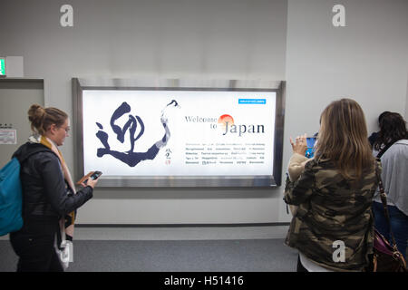 Bienvenue au Japon l'écran d'informations affiche (signe) d'être photographié par les passagers à l'arrivée de l'Iberia Airlines vol inaugural de l'IB6801 Madrid à Tokyo arrivant dans l'aéroport international de Narita, Tokyo, Japon 19 octobre 2016 (premier vol direct entre l'Espagne et le Japon) Credit : ImageNature, Alexander Belokurov / Alamy Banque D'Images