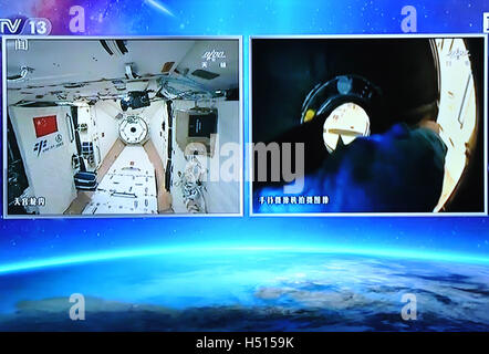 La Chine. 19 Oct, 2016. Les deux astronautes chinois jing Haipeng et Chen Dong à bord du vaisseau spatial Shenzhou XI entré dans le laboratoire spatial Tiangong-2 à 6:32 heures (heure de Beijing) le 19 octobre 2016. © SIPA Asie/ZUMA/Alamy Fil Live News Banque D'Images