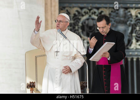 Cité du Vatican, Vatican. 19 octobre, 2016. Pape Francis offre sa bénédiction qu'il célèbre son audience générale hebdomadaire sur la Place Saint Pierre dans la Cité du Vatican, Vatican. Le pape François a déclaré mercredi l'accès à l'alimentation et l'eau est un droit humain élémentaire, et a appelé les croyants et les personnes de bonne volonté everywhaere à prendre la responsabilité personnelle pour les besoins de leurs voisins. Credit : Giuseppe Ciccia/Alamy Live News Banque D'Images