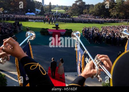 Washington DC, USA. 18 Oct, 2016. Le président américain Barack Obama et la Première Dame Michelle Obama attendre que le premier ministre Italien Matteo Renzi et son épouse, Agnese Landini, pour la cérémonie d'arrivée de l'État sur la pelouse Sud de la Maison Blanche, le 18 octobre 2016 à Washington, DC. Credit : Planetpix/Alamy Live News Banque D'Images