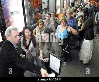 New York, USA. 18 Oct, 2016. Cinéphiles attendre la projection du documentaire 'Michael Moore dans Trumpland' en face de la salle de cinéma IFC Center de New York, USA, 18 octobre 2016. La surprenante première du film sur le candidat présidentiel républicain Donald Trump a causé un grand rush. Photo : Johannes Schmitt-Tegge/dpa/Alamy Live News Banque D'Images