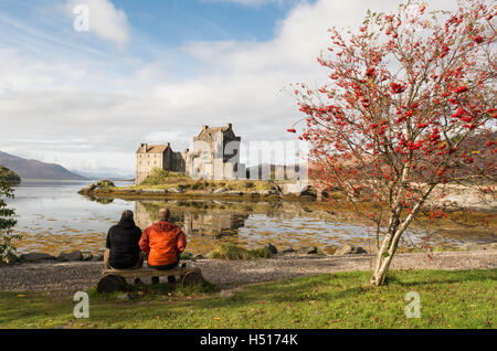 Loch Duich, Dornie, Kyle of Lochalsh, Highland, au Royaume-Uni. 19 Oct, 2016. uk weather : un jour d'automne à la pittoresque magnifique château Eilean Donan dans les Highlands écossais Crédit : Kay Roxby/Alamy Live News Banque D'Images