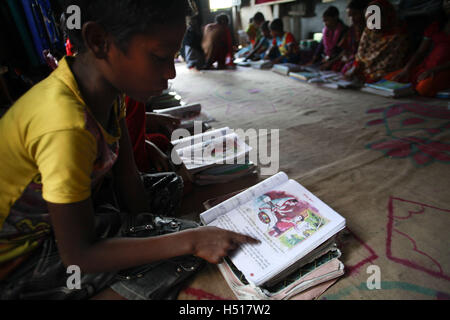 Dhaka, Bangladesh. 19 Oct, 2016. Les étudiants bangladais lit le texte livre à une école à Dhaka, Bangladesh. © Suvra Kanti Das/ZUMA/Alamy Fil Live News Banque D'Images