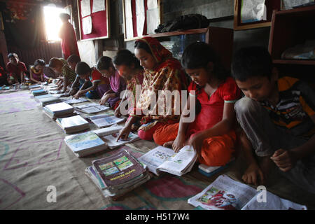 Dhaka, Bangladesh. 19 Oct, 2016. Les étudiants bangladais lit le texte livre à une école à Dhaka, Bangladesh. © Suvra Kanti Das/ZUMA/Alamy Fil Live News Banque D'Images