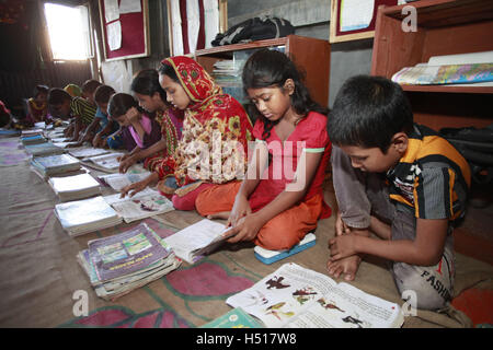 Dhaka, Bangladesh. 19 Oct, 2016. Les étudiants bangladais lit le texte livre à une école à Dhaka, Bangladesh. © Suvra Kanti Das/ZUMA/Alamy Fil Live News Banque D'Images