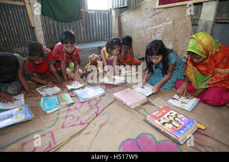 Dhaka, Bangladesh. 19 Oct, 2016. Les étudiants du Bangladesh d'assister à une école gratuite pour l'éducation à Dhaka, au Bangladesh. © Suvra Kanti Das/ZUMA/Alamy Fil Live News Banque D'Images