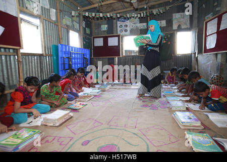 Dhaka, Bangladesh. 19 Oct, 2016. Les étudiants du Bangladesh d'assister à une école gratuite pour l'éducation à Dhaka, au Bangladesh. © Suvra Kanti Das/ZUMA/Alamy Fil Live News Banque D'Images