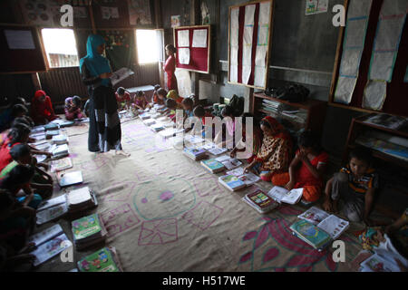 Dhaka, Bangladesh. 19 Oct, 2016. Les étudiants bangladais lit le texte livre à une école à Dhaka, Bangladesh. © Suvra Kanti Das/ZUMA/Alamy Fil Live News Banque D'Images