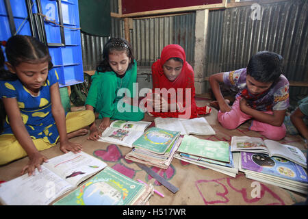 Dhaka, Bangladesh. 19 Oct, 2016. Les étudiants du Bangladesh d'assister à une école gratuite pour l'éducation à Dhaka, au Bangladesh. © Suvra Kanti Das/ZUMA/Alamy Fil Live News Banque D'Images