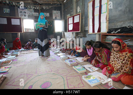 Dhaka, Bangladesh. 19 Oct, 2016. Les étudiants du Bangladesh d'assister à une école gratuite pour l'éducation à Dhaka, au Bangladesh. © Suvra Kanti Das/ZUMA/Alamy Fil Live News Banque D'Images