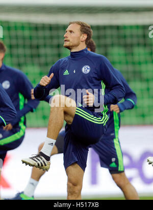 Krasnodar, Russie. 19 Oct, 2016. Benedikt Hoewedes joueur de Bundesliga allemande soccer club FC Schalke 04 chauffe lors d'une séance de formation au stade de Krasnodar Krasnodar, Russie, 19 octobre 2016. FC Schalke fera face à Krasnodar dans un match de football l'UEFA Europa League, le 20 octobre. Photo : Ina Fassbender/dpa/Alamy Live News Banque D'Images