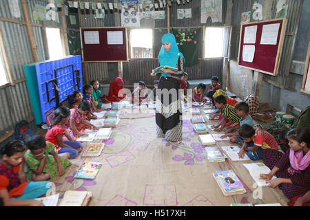 Dhaka, Bangladesh. 19 Oct, 2016. Les étudiants du Bangladesh d'assister à une école gratuite pour l'éducation à Dhaka, au Bangladesh. © Suvra Kanti Das/ZUMA/Alamy Fil Live News Banque D'Images