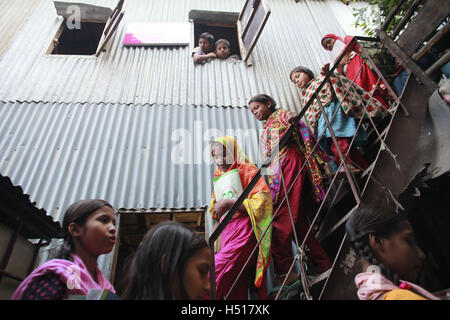 Dhaka, Bangladesh. 19 Oct, 2016. Après avoir terminé l'école secondaire de leur retour dans la région de Dhaka, Bangladesh. © Suvra Kanti Das/ZUMA/Alamy Fil Live News Banque D'Images