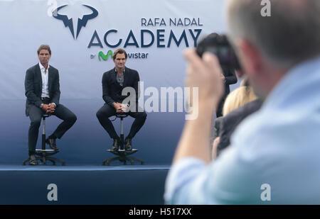 Mallorca, Espagne. 19 Oct, 2016. Le joueur de tennis Rafa Nadal et Roger Federer au cours de leur geste discours à la cérémonie d'ouverture de l'académie de tennis Rafa Nadal dans sa ville natale village de Manacor, dans l'île espagnole de Majorque. L'académie fait semblant de devenir un centre de formation de jeunes talents internationaux et ont été promus par Nadal qui a reçu le soutien de joueur suisse Federer pendant l'ouverture. Credit : zixia/Alamy Live News Banque D'Images