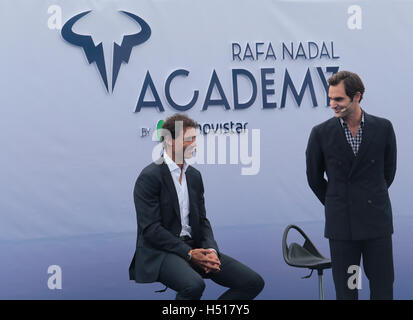 Mallorca, Espagne. 19 Oct, 2016. Le joueur de tennis Rafa Nadal et Roger Federer au cours de leur geste discours à la cérémonie d'ouverture de l'académie de tennis Rafa Nadal dans sa ville natale village de Manacor, dans l'île espagnole de Majorque. L'académie fait semblant de devenir un centre de formation de jeunes talents internationaux et ont été promus par Nadal qui a reçu le soutien de joueur suisse Federer pendant l'ouverture. Credit : zixia/Alamy Live News Banque D'Images