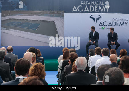 Mallorca, Espagne. 19 Oct, 2016. Le joueur de tennis Rafa Nadal et Roger Federer regarder un écran géant sur la cérémonie d'ouverture de l'académie de tennis Rafa Nadal dans sa ville natale village de Manacor, dans l'île espagnole de Majorque. L'académie fait semblant de devenir un centre de formation de jeunes talents internationaux et ont été promus par Nadal qui a reçu le soutien de joueur suisse Federer pendant l'ouverture. Credit : zixia/Alamy Live News Banque D'Images