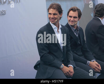 Mallorca, Espagne. 19 Oct, 2016. Le joueur de tennis Rafa Nadal et Roger Federer regarder un écran géant sur la cérémonie d'ouverture de l'académie de tennis Rafa Nadal dans sa ville natale village de Manacor, dans l'île espagnole de Majorque. L'académie fait semblant de devenir un centre de formation de jeunes talents internationaux et ont été promus par Nadal qui a reçu le soutien de joueur suisse Federer pendant l'ouverture. Credit : zixia/Alamy Live News Banque D'Images