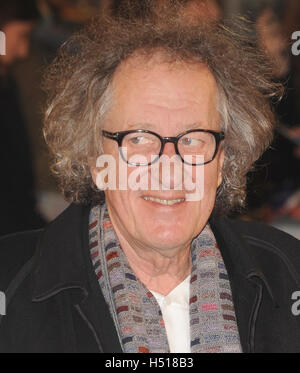 London, UK, UK. 19 Oct, 2016. Geoffrey Rush assiste à la première européenne de 'la lumière entre les océans' au Curzon Mayfair. Credit : Ferdaus Shamim/ZUMA/Alamy Fil Live News Banque D'Images