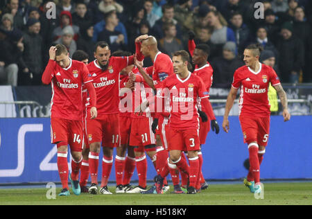 Kiev, Ukraine. 19 octobre, 2016. Benfica FC joueurs célébrer après avoir marqué au cours de la phase de groupes de la Ligue des Champions match entre FC Dynamo Kiev et Benfica FC au Stade olympique à Kiev le 19 octobre 2016. 19 Oct, 2016. Crédit : Michel Stepanov/ZUMA/Alamy Fil Live News Banque D'Images