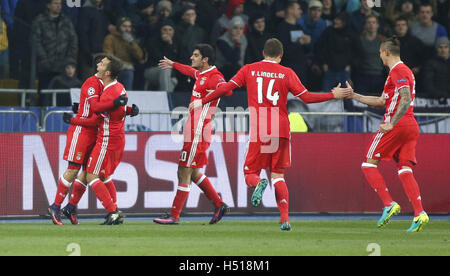 Kiev, Ukraine. 19 octobre, 2016. Benfica FC joueurs célébrer après avoir marqué au cours de la phase de groupes de la Ligue des Champions match entre FC Dynamo Kiev et Benfica FC au Stade olympique à Kiev le 19 octobre 2016. 19 Oct, 2016. Crédit : Michel Stepanov/ZUMA/Alamy Fil Live News Banque D'Images