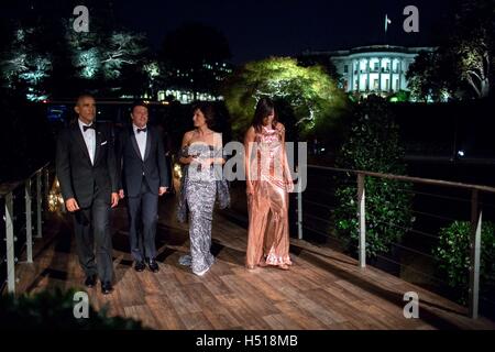 Le président des États-Unis, Barack Obama marche avec le Premier Ministre Italien Matteo Renzi et épouse Agnese Landini et la Première Dame Michelle Obama au dîner d'État à la Maison Blanche, le 18 octobre 2016 à Washington, DC. © Planetpix/Alamy Live News Banque D'Images