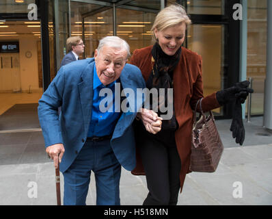 Haute Cour, Fetter Lane. Pic montre Sir Terence Conran et sa femme Vicki laissant la Haute Cour. Restauranter Des Gunewardena poursuit le groupe Conran pour €3 millions d'actions, crédit : PAUL GROVER/Alamy Live News Banque D'Images