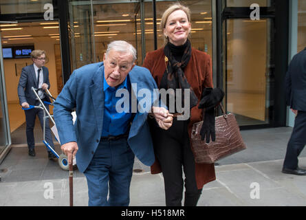 Haute Cour, Fetter Lane. Pic montre Sir Terence Conran et sa femme Vicki laissant la Haute Cour. Restauranter Des Gunewardena poursuit le groupe Conran pour €3 millions d'actions, crédit : PAUL GROVER/Alamy Live News Banque D'Images