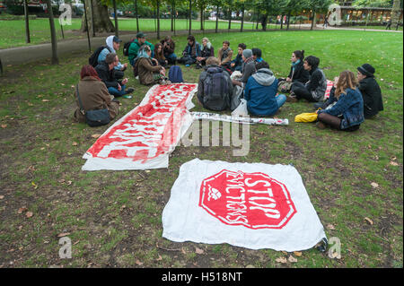 Londres, Royaume-Uni. 19 octobre 2016. Les élèves rencontrent à Russell Square et discuter des étudiants, une fois en grande partie à un service à moindre coût par les universités, mais de plus en plus de grosses affaires pour les promoteurs privés à des prix souvent au-dessus de l'ensemble du prêt étudiant, mais plus élevé que celui de tous les étudiants de familles riches peuvent se permettre. Crédit : Peter Marshall/Alamy Live News Banque D'Images